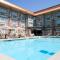 Foto: Howard Johnson by Wyndham Victoria Elk Lake Hotel & Suites