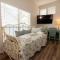 Renovated 2 Br Sleeps 5 with Free Guest Passes