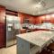 Gorgeous 1-Bed 2-Bath condo with Gulf View! Pools On-Site! Walk To The Beach!