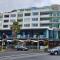 Stylish Beachside Apartment in The Pacific Residences Located Opposite Bondi Beach