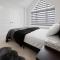 Brand New 4 bedroom Villa by Hamilton Airport!