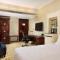 Crowne Plaza Hotel & Suites Landmark Shenzhen by IHG - Nearby Luohu Border, Indoor heated swimming pool, Complimentary Welcome Drink