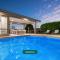 Trinity Beach Oasis - Poolside Retreat and Serenity