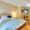 Charming Cottage with Patio, Walk to Boothbay Harbor