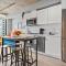 Vibrant PopArt downtown suite, comfy and stylish!