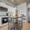 Vibrant PopArt downtown suite, comfy and stylish!