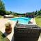 Un appartement 2 pièces dans une villa avec piscine et parking
