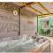 La chambre du puits avec 2 jacuzzis , sauna et Hammam privatif