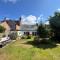 Cybils Retreat - Renovated 2 bedroom house with enclosed garden