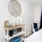 1 block to dwnt 7min beach King bed Free parking