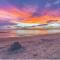 1 block to dwnt 7min beach King bed Free parking