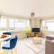 WOW! SeaView Beach Apartment Sleeps 6-Free Parking