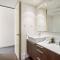 Quiet City Luxury 3BR Top-Floor with SkylineView