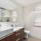 Quiet City Luxury 3BR Top-Floor with SkylineView