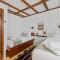 Maple Pine w Hot Tub Pool Table 3min to Mount Snow