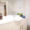 1BED-1BATHROOM-POOL-Gym-Sleeps 4 Guests