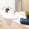 1BED-1BATHROOM-POOL-Gym-Sleeps 4 Guests
