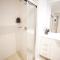 1BED-1BATHROOM-POOL-Gym-Sleeps 4 Guests