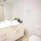 1BED-1BATHROOM-POOL-Gym-Sleeps 4 Guests