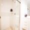 1BED-1BATHROOM-POOL-Gym-Sleeps 4 Guests
