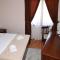 DOWNTOWN ROOMS