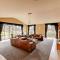 6 Bed in Ellington 91805
