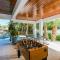 Batemans - New Luxury Canal Front Home with Pool Spa Dock Close to Bean Point Pine Ave