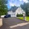 Luxury Villa- Hot Tub-King Bed Suite-Fenced Yard-Game Room-Fire Pit-Ski