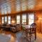 Cozy Lakefront Cabin with Indoor Gas Fireplace!