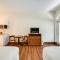 Breezy Naples Studio Condo with Screened Porch!