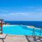 Villa Patty with infinity pool in front of the sea, parking and wifi