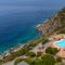 Villa Patty with infinity pool in front of the sea, parking and wifi