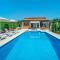Owl Booking Villa Marvil - Exclusive Holidays