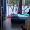 bungalow vue lagon 180 degré, la maison bleue