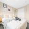 Modern 5 Bedroom Townhouse with Free Parking