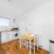 Modern 5 Bedroom Townhouse with Free Parking