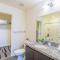 Homey 1BD - Central Downtown - Gym, Pool, Parking