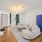 The Stylish Courtyard, Near CBD & Airport, Garage