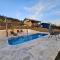 Chalés Vila Real - Tranquilidade na Serra de Carrancas - Piscina com uma vista espetacular do Pôr do Sol