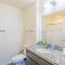 Stunning 2BD - Central DT- Gym, Pool, Parking Sleep8