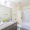 Stunning 2BD - Central DT- Gym, Pool, Parking Sleep8