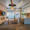 Stunning 2BD - Central DT- Gym, Pool, Parking Sleep8