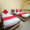 Hotel K A Square, 800M from Sant hirdaram railway station