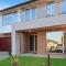 The panorama retreat- sleeps 12, aircon, brand new, great multifamily stay, beach, wineries, golf