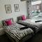 3BR-Sleeps 6 -Walk to Etihad & AO Arena