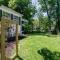 Downtown Cottage Fully Fenced-in Yard!