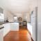 The Yard - Comfortable Home in Riverside