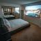 The Yard - Comfortable Home in Riverside
