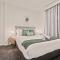 1 Bedroom Apartment with City Skyline Views