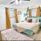 Pets OK! Heated Pool mins to 3 Sisters Spring!